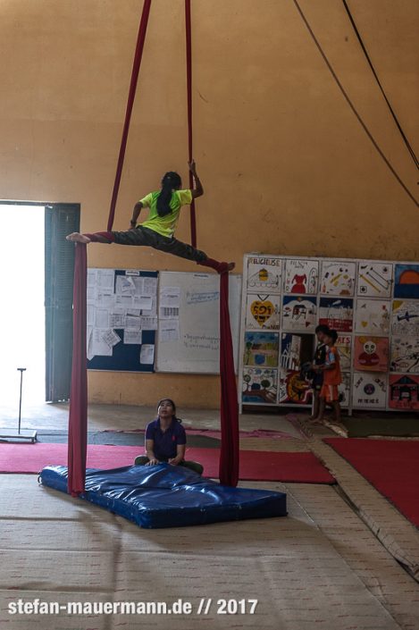 portage über Phare Circus, Cambodia