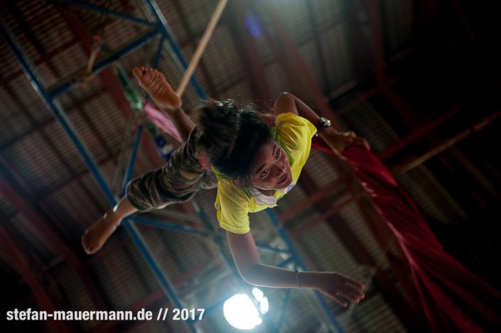 portage über Phare Circus, Cambodia