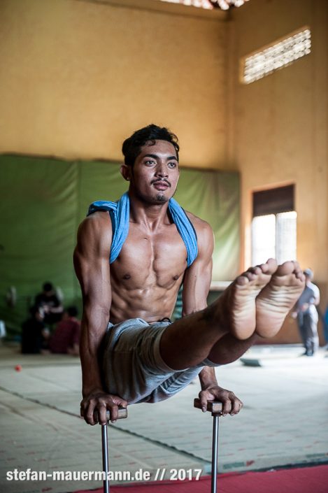 portage über Phare Circus, Cambodia