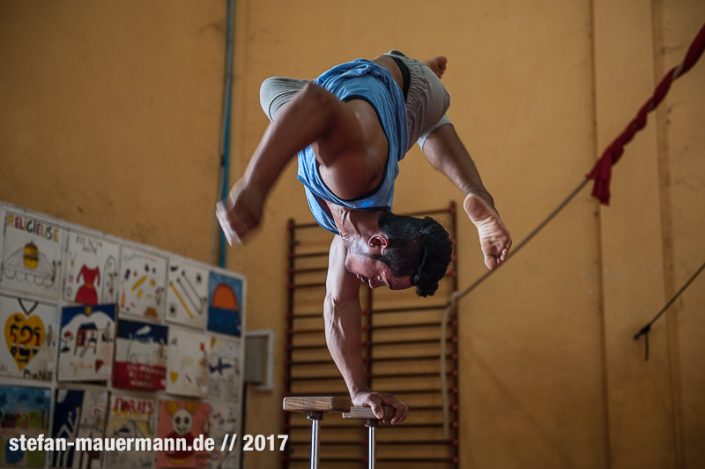 portage über Phare Circus, Cambodia