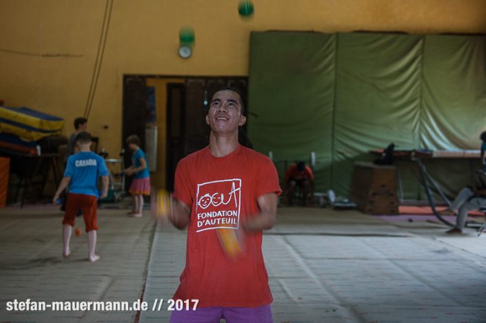 portage über Phare Circus, Cambodia