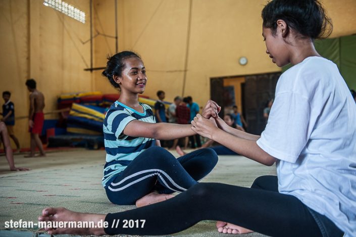 portage über Phare Circus, Cambodia