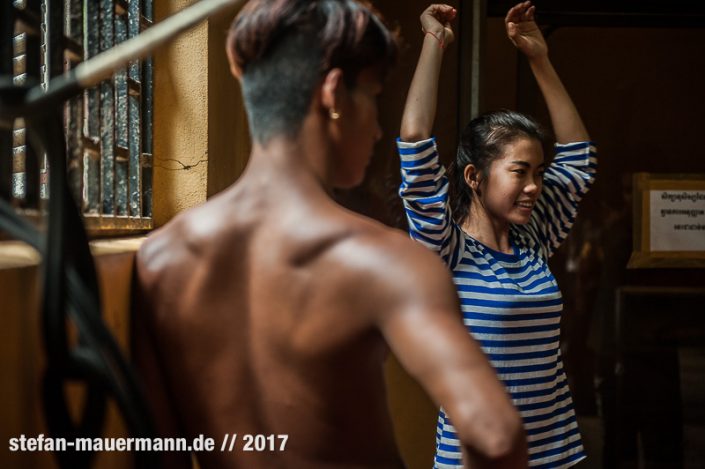 portage über Phare Circus, Cambodia