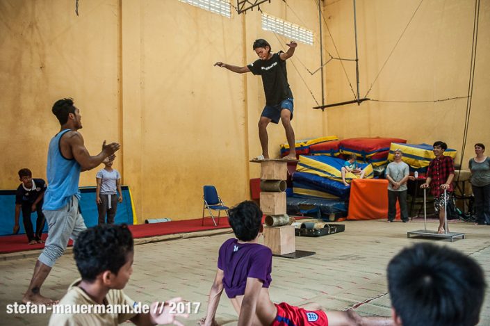 portage über Phare Circus, Cambodia