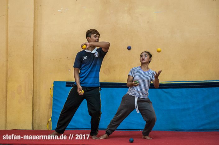 portage über Phare Circus, Cambodia