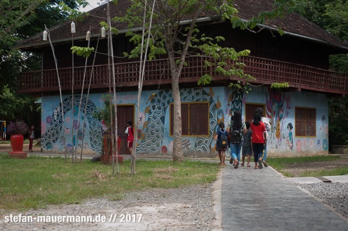 portage über Phare Circus, Cambodia