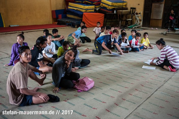 portage über Phare Circus, Cambodia