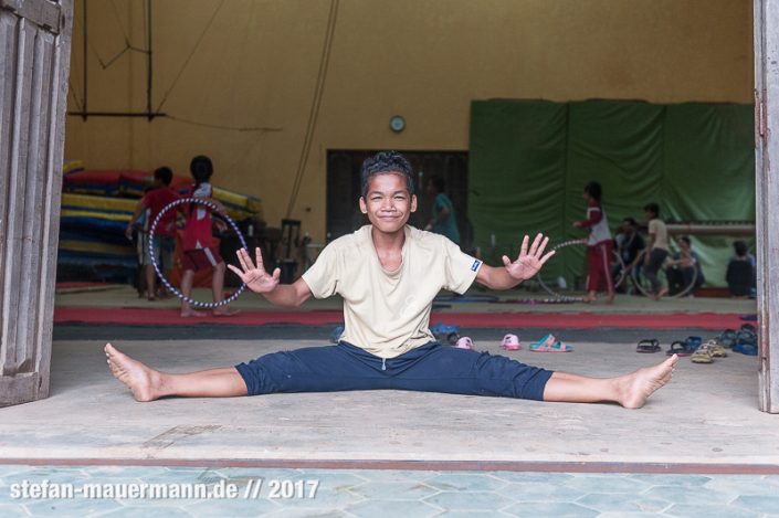 portage über Phare Circus, Cambodia